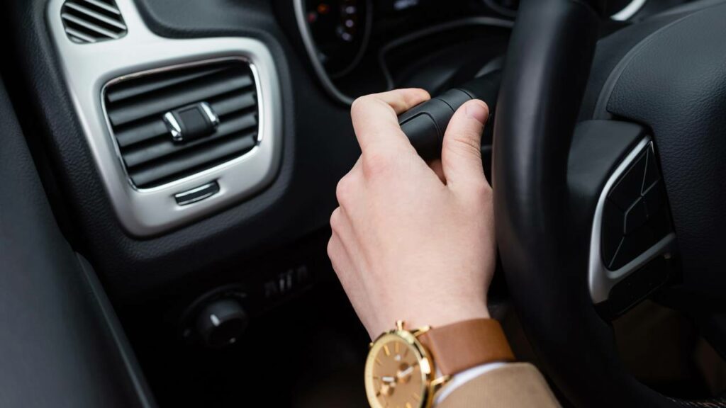 Um simples gesto no trânsito é considerado infração e pode doer no seu bolso