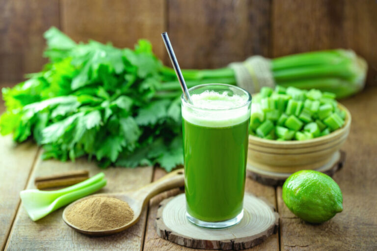 Sucos verdes funcionais: 8 receitas refrescantes e saudáveis para o verão
