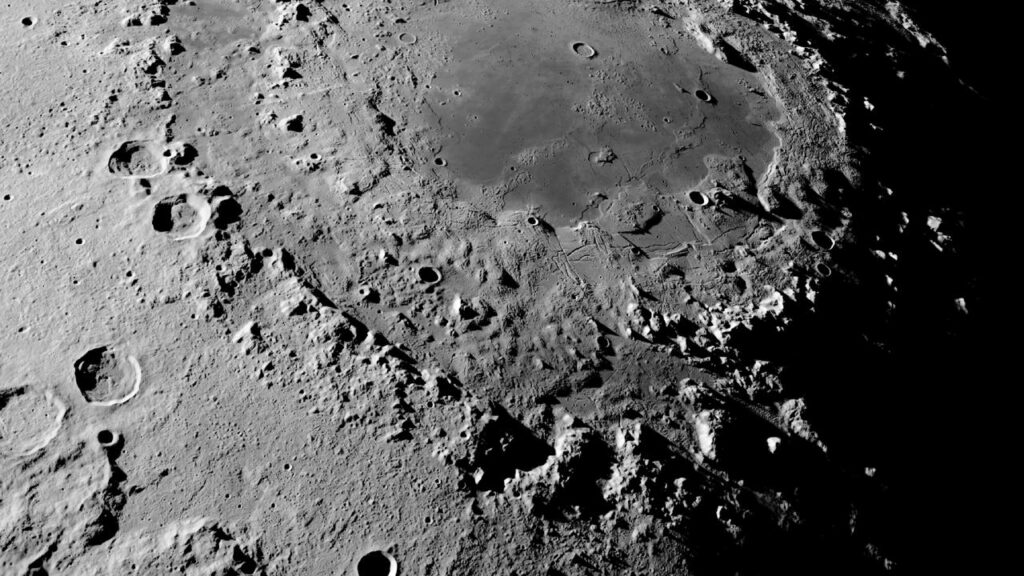 Câmera com maior zoom do mundo tem 3.000 mm e vê até as crateras da lua