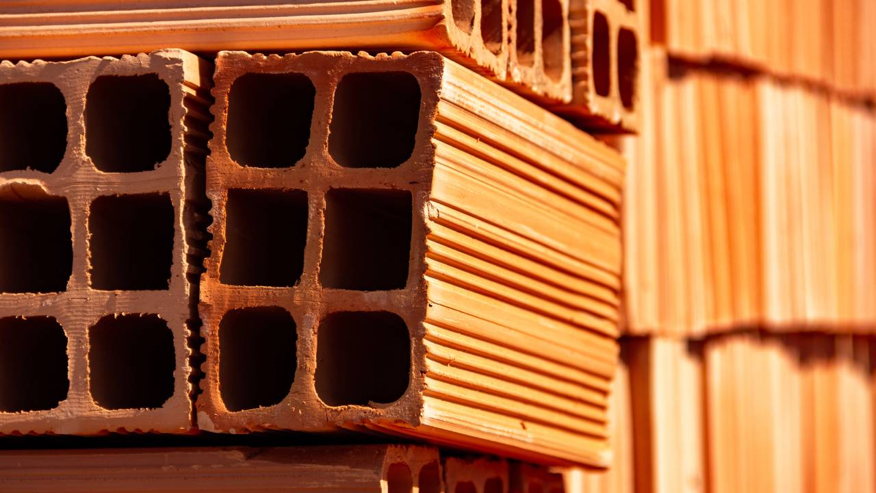 Como levantar parede do jeito certo e evitar trincas que surgem a longo prazo