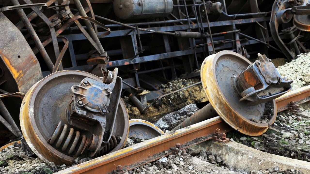 Trem descarrila e deixa pelo menos 18 mortos e cerca de 100 feridos