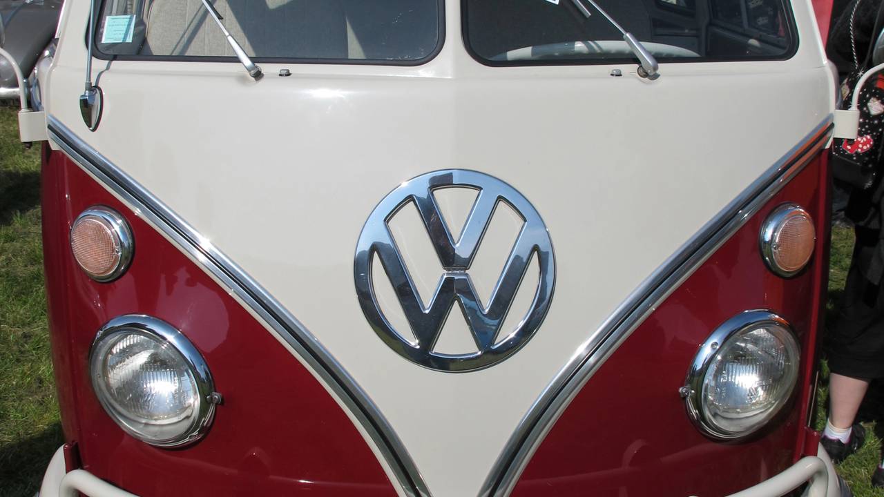 Seis pessoas dormem toda noite dentro de uma Kombi e ninguém reclama