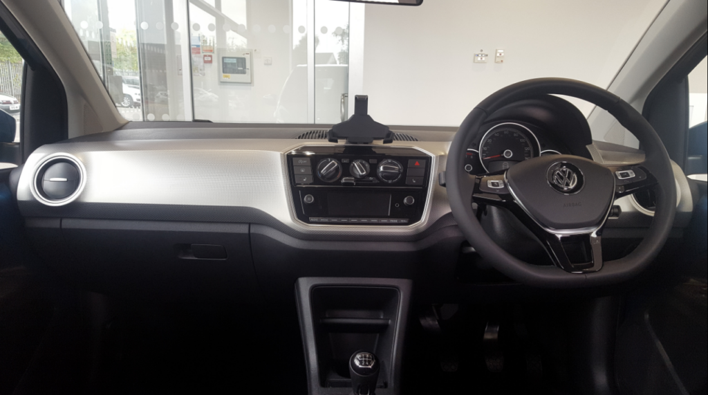 O compacto da Volkswagen que saiu de linha, mas ainda humilha carros maiores