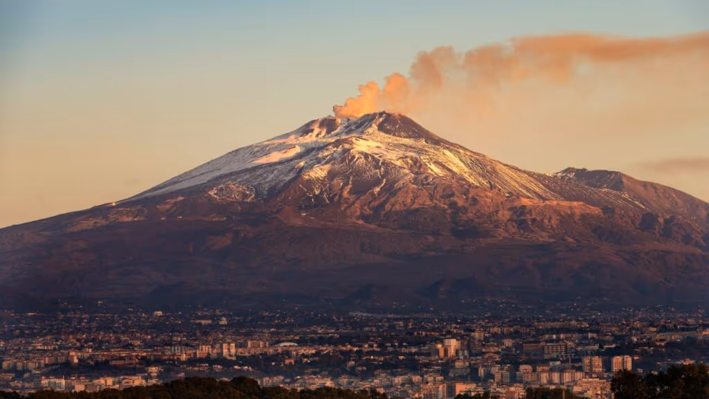 Vulcão Etna, o mais ativo da Europa, volta a entrar em erupção na Sicília