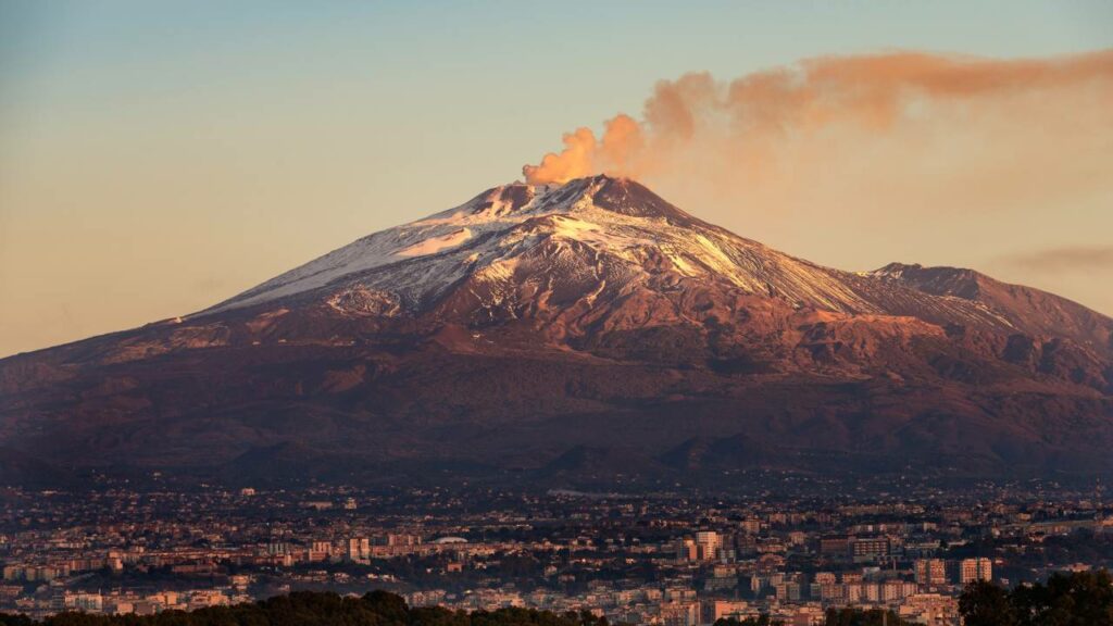 Vulcão Etna, o mais ativo da Europa, volta a entrar em erupção na Sicília