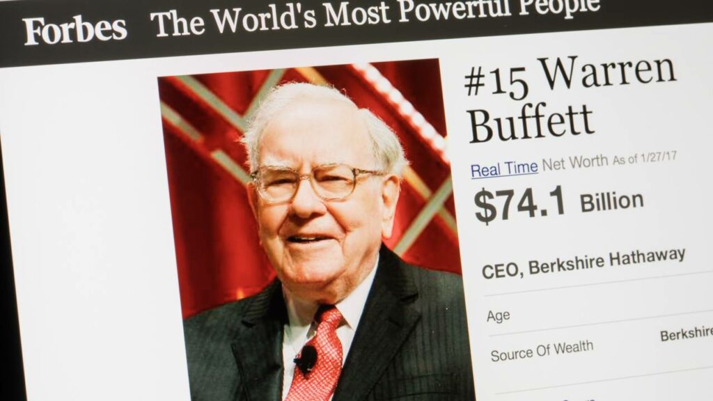 Warren Buffett gostava de presentear sua família com U$ 10 mil todo Natal, até perceber que estavam gastando rápido demais