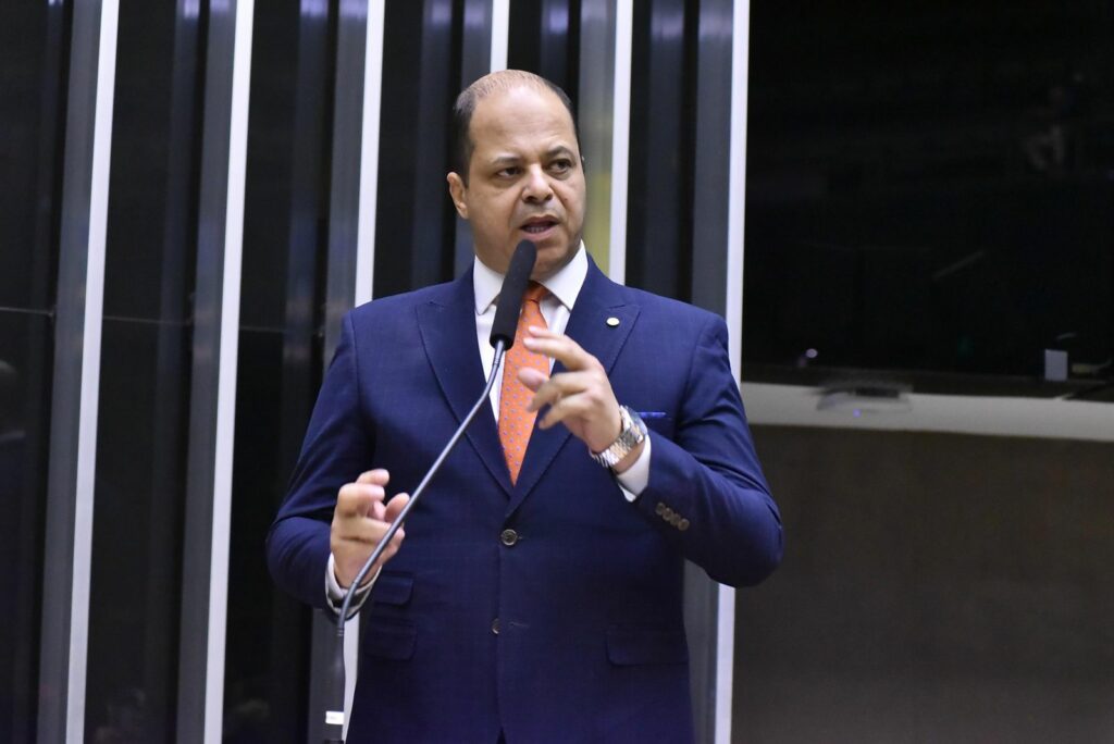 Projeto propõe tornozeleira para agressores denunciados por feminicídio