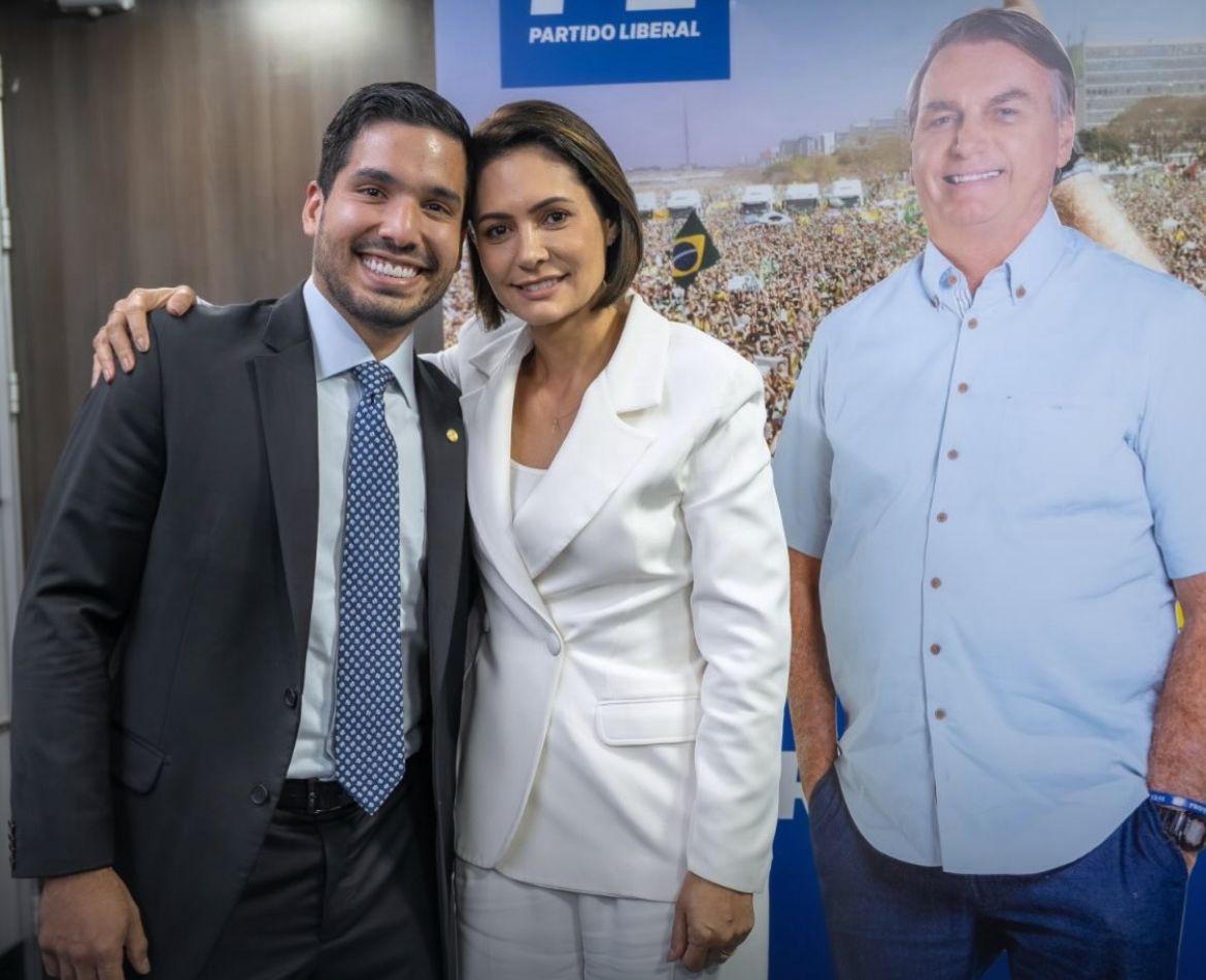 Michelle, André Fernandes e Bolsonaro de papelão