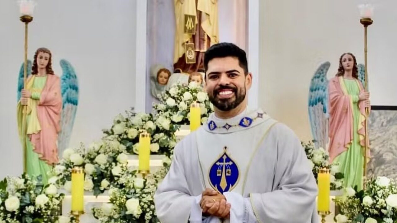 Padre Júlio César é encontrado morto dentro de casa em MG