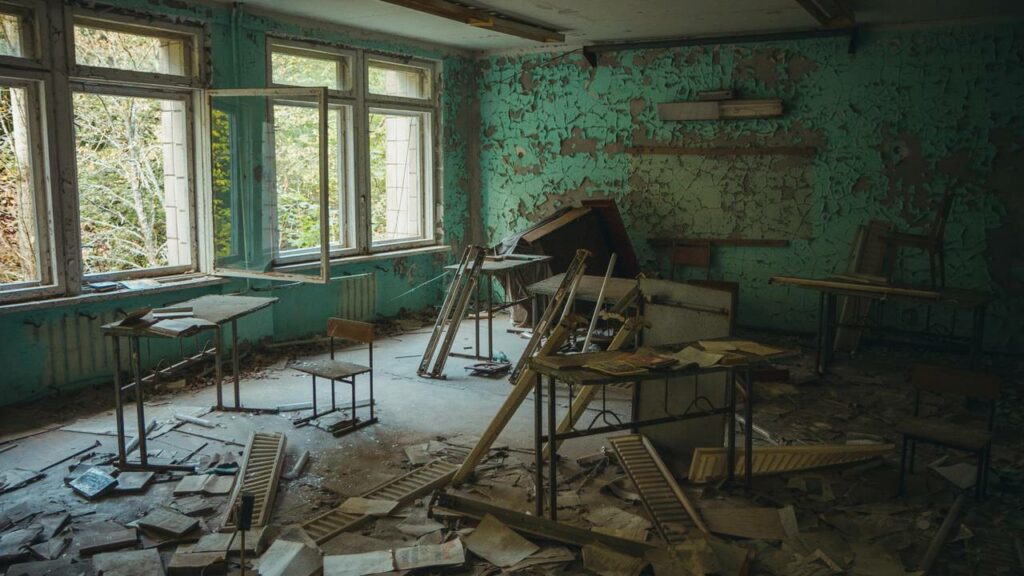 Até mesmo uma simples escola abandonada é capaz de nos deixar em estado de alerta - Créditos: depositphotos.com / sergiy_romanyuk