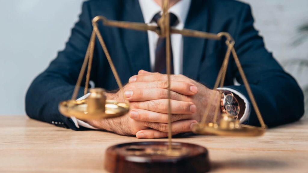 Os golpistas se passam por advogados para conseguir dinheiro das vítimas - Créditos: depositphotos.com / VitalikRadko