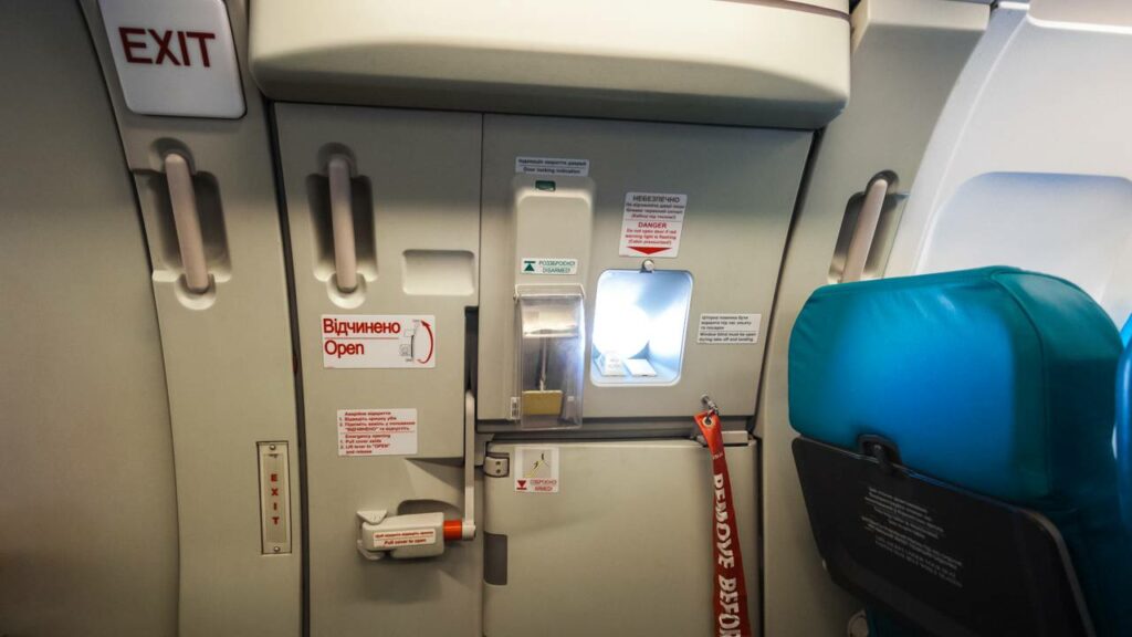 O que acontece se alguém abrir a porta do avião em voo