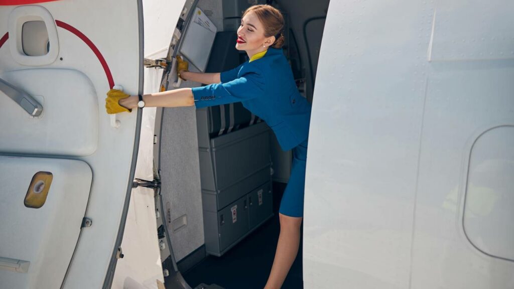 A porta do avião fica impossibilitada de se abrir devido a pressão interna do avião - Créditos: depositphotos.com / svitlanahulko85.gmail.com