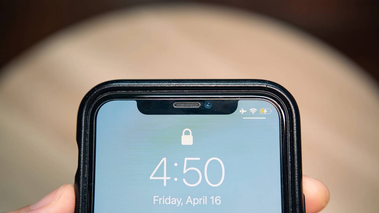 O que acontece se você não colocar o celular no modo avião durante um voo