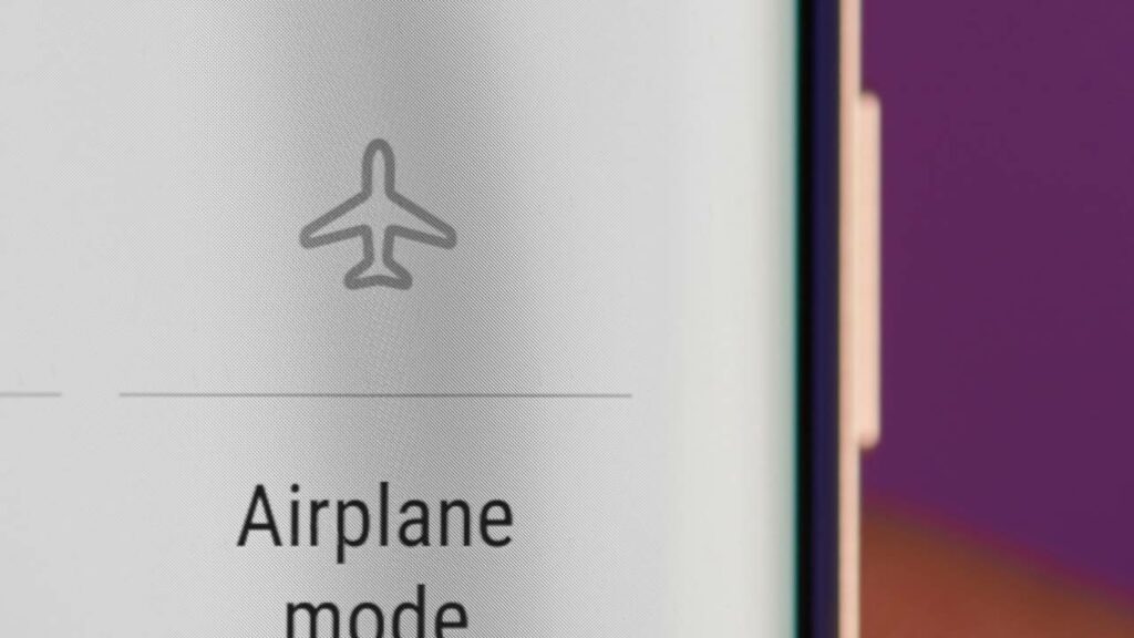 O modo avião desativa toda a comunicação do celular, podendo não interferir na comunicação do avião - Créditos: depositphotos.com / dimarik