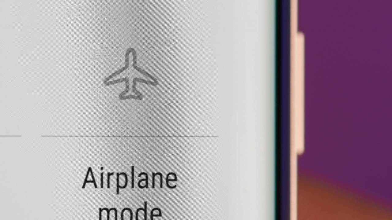 Por que o modo avião reduz tanto o consumo de bateria do celular