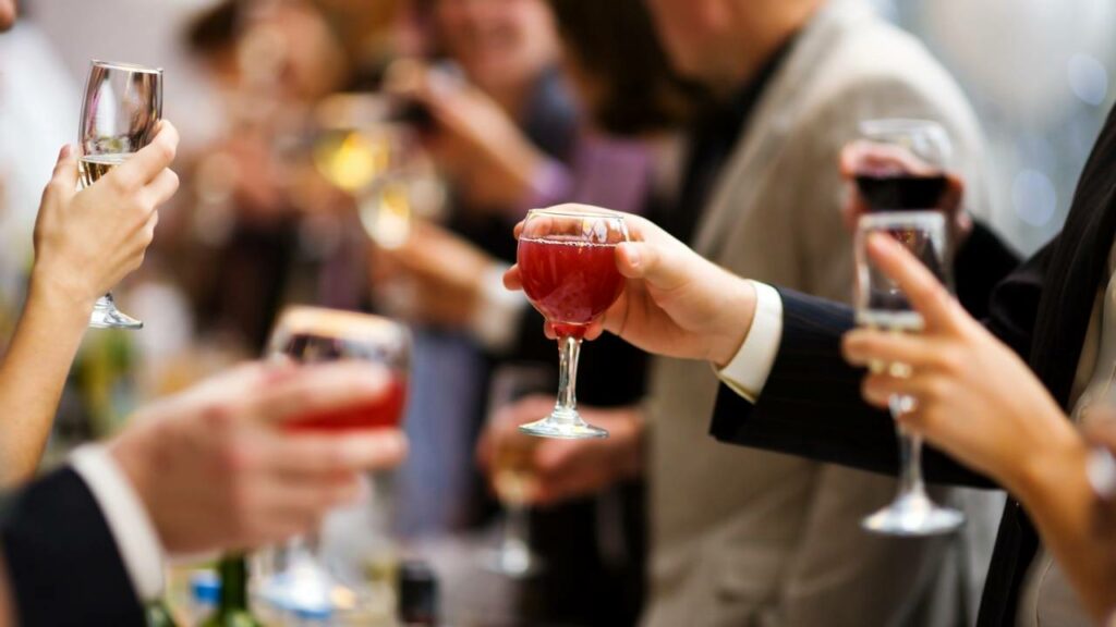 Misturar álcool e comidas de Natal e Réveillon pode causar mal-estar que vai além da ressaca