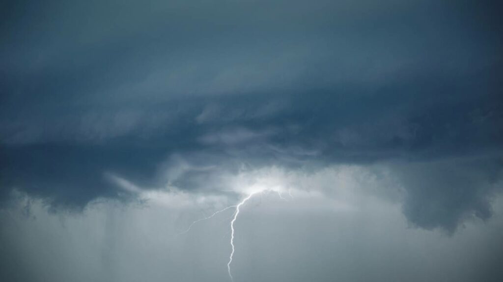 Tempestade em Lages arranca telhado de prédios e árvores