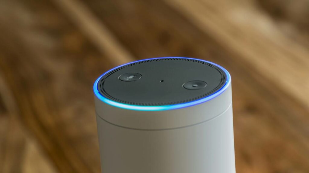 A caixa de som inteligente conta com assistentes virtuais que podem nos ajudar no dia a dia - Créditos: depositphotos.com / seewhatmitchsee