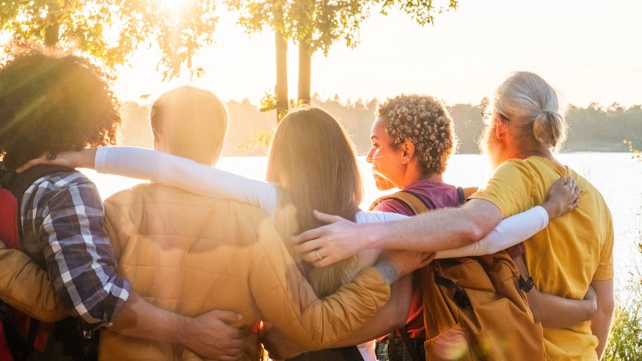 Os 3 tipos de amizade que a ciência diz que definem sua felicidade