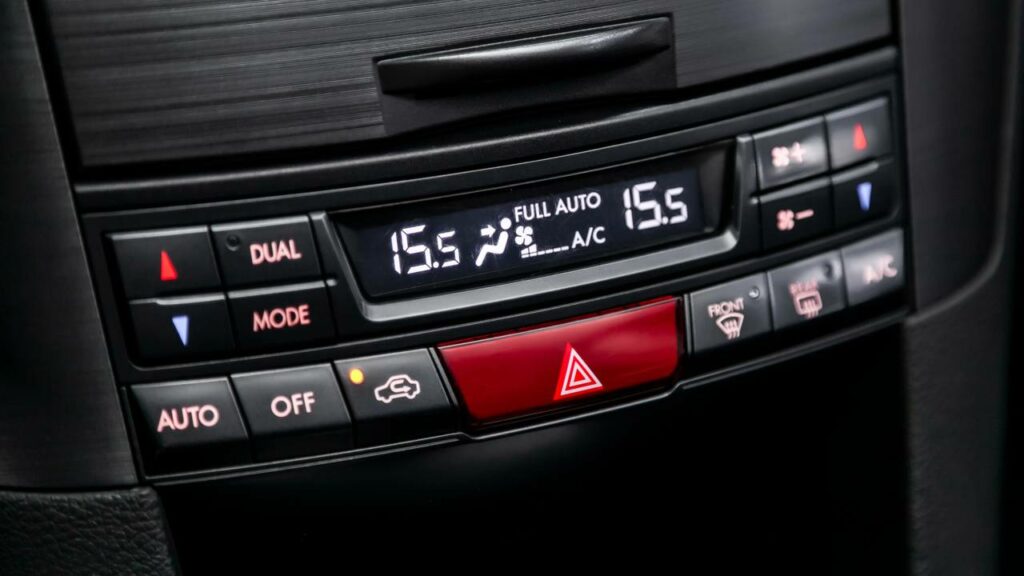 Problemas no ar-condicionado do carro podem ser causados por vários fatores - Créditos: depositphotos.com / everyonensk