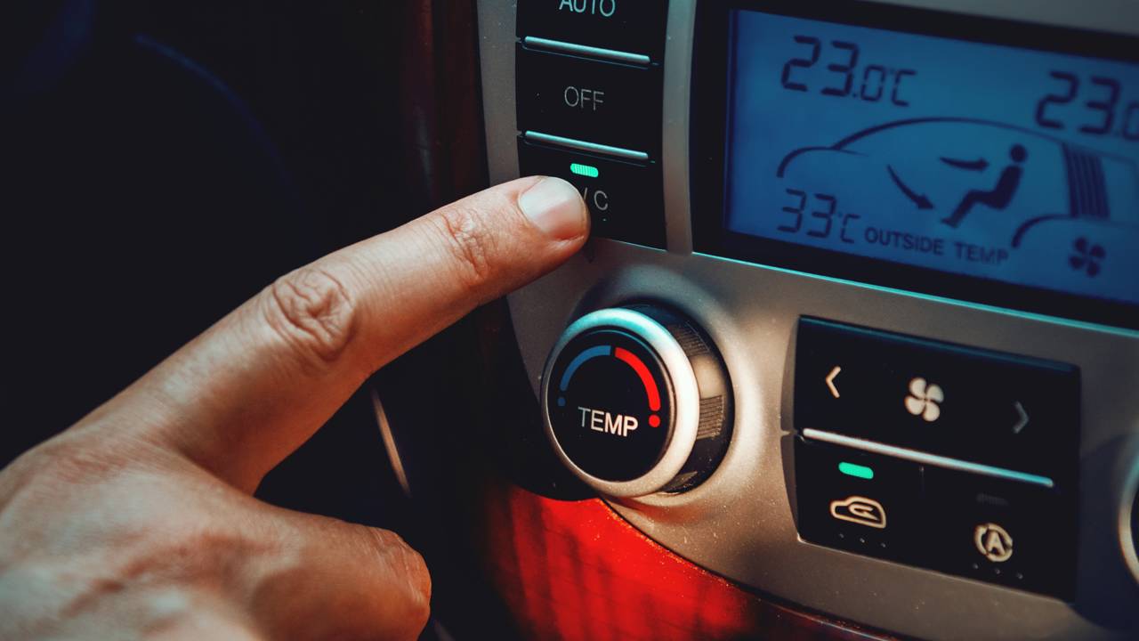 Ar-condicionado rouba potência do carro ou é exagero que todo motorista repete