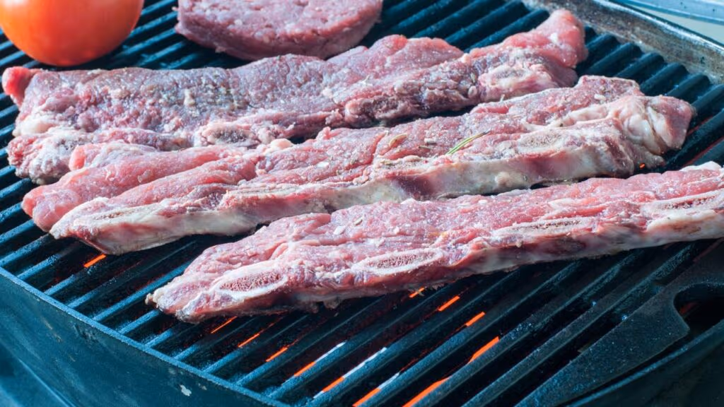 Como fazer um churrasco econômico sem perder sabor e qualidade