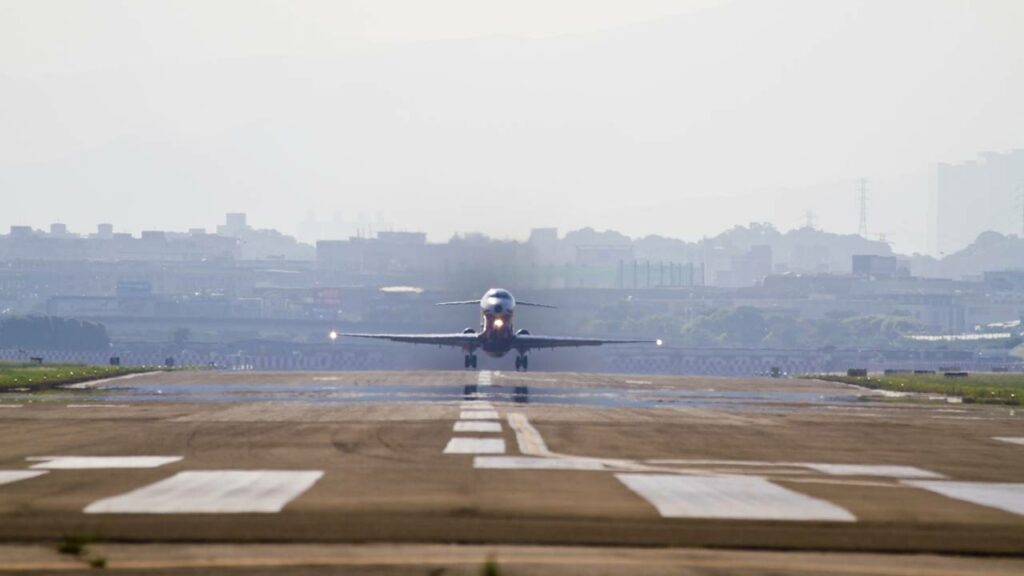 A decolagem do avião exige que seja atingida uma velocidade mínima para levantar vôo - Créditos: depositphotos.com / photoncatcher63