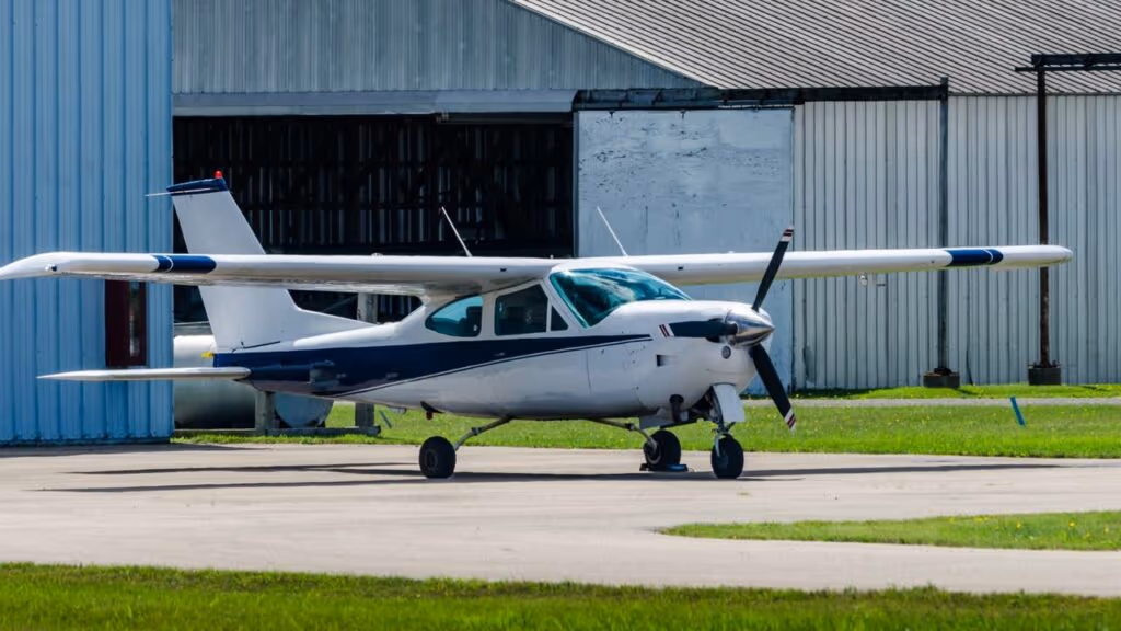 Avião faz pouso de emergência em cima de um carro em plena rodovia