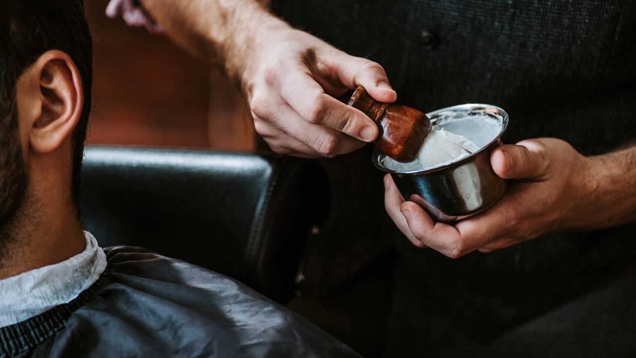 Cliente saca arma por causa de um corte de cabelo