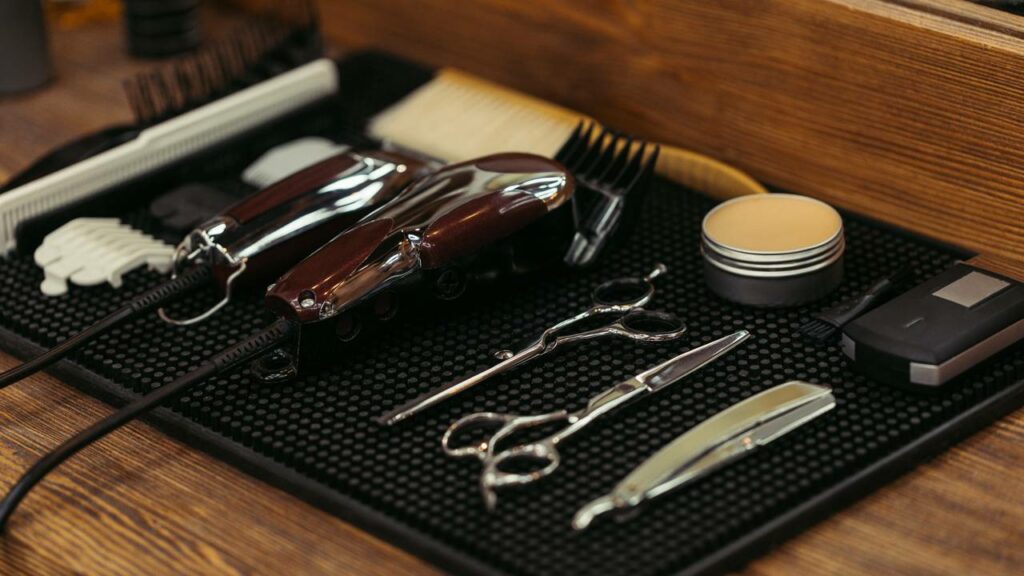 Cliente saca arma por causa de um corte de cabelo