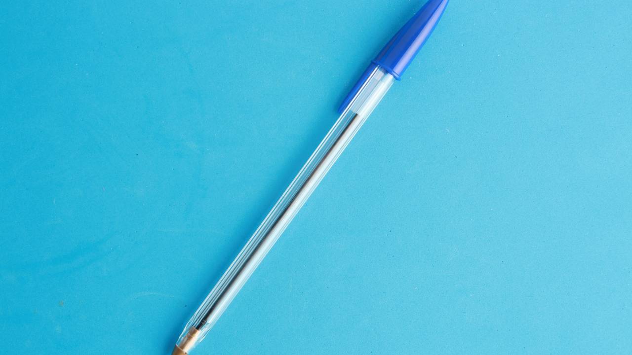 Para que serve o furinho no corpo da caneta BIC