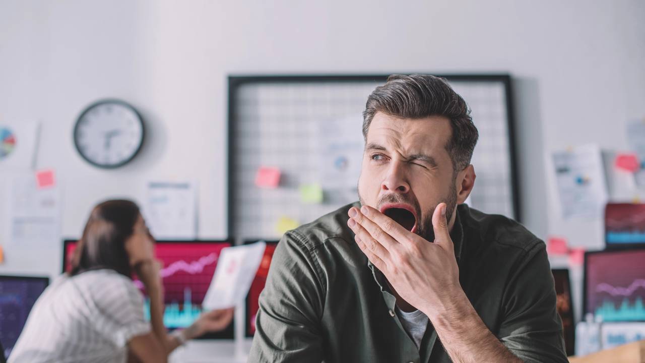 Por que sentimos tanto sono depois do almoço