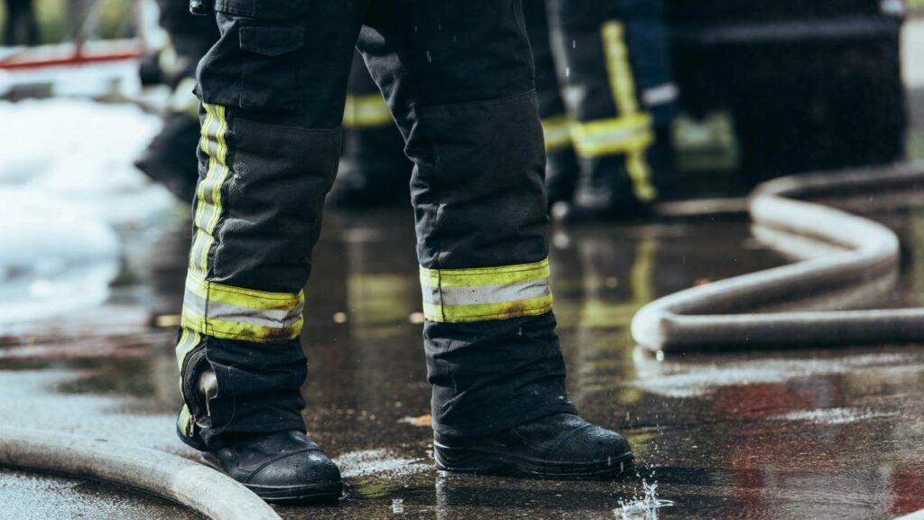 Incêndio gigante atinge fábrica de colchões na Zona Oeste do Rio