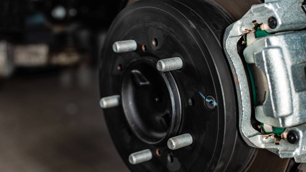 Freio vibrando: quando é disco, quando é pneu e quando é coisa pior