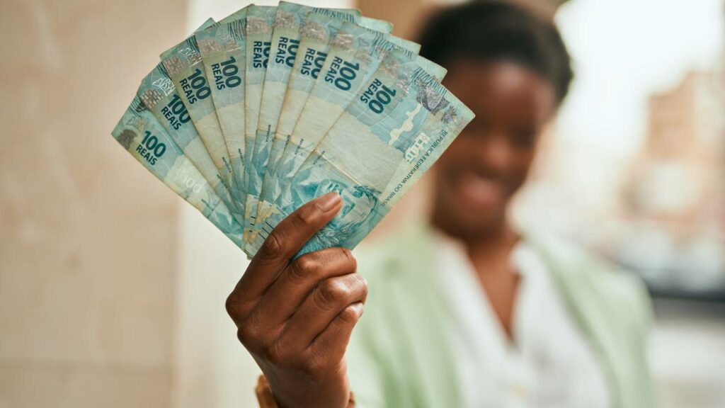 Novo salário mínimo deve ajudar a população brasileira a lidar com os valores crescentes no Brasil - Créditos: depositphotos.com / Krakenimages.com