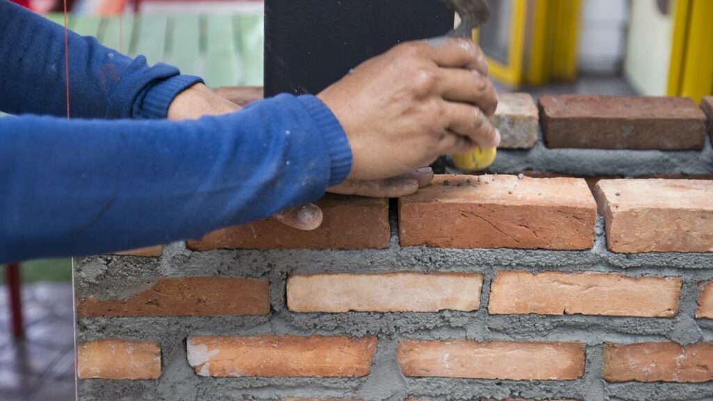 A escolha de mão de obra de confiança é importante para evitar custos ainda maiores - Créditos: depositphotos.com / psisaa