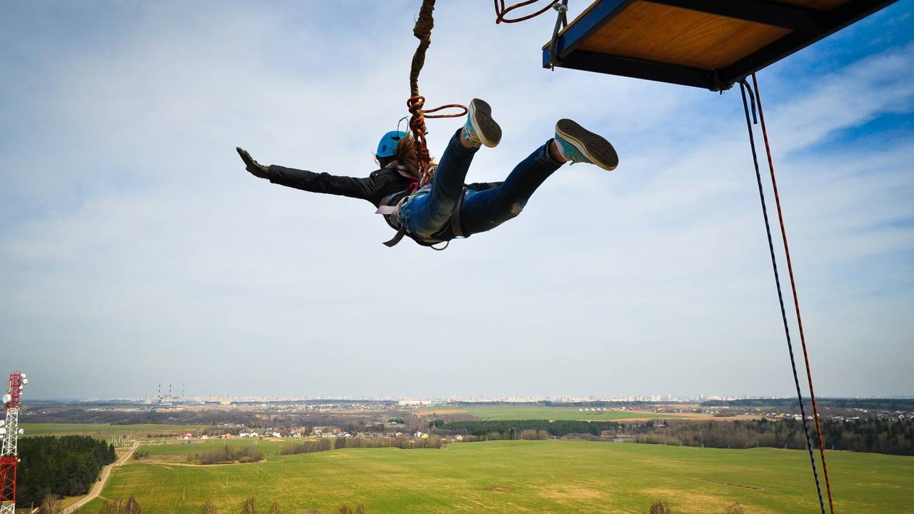 Mulher salta de bungee jump em viaduto de SP e bate a cabeça