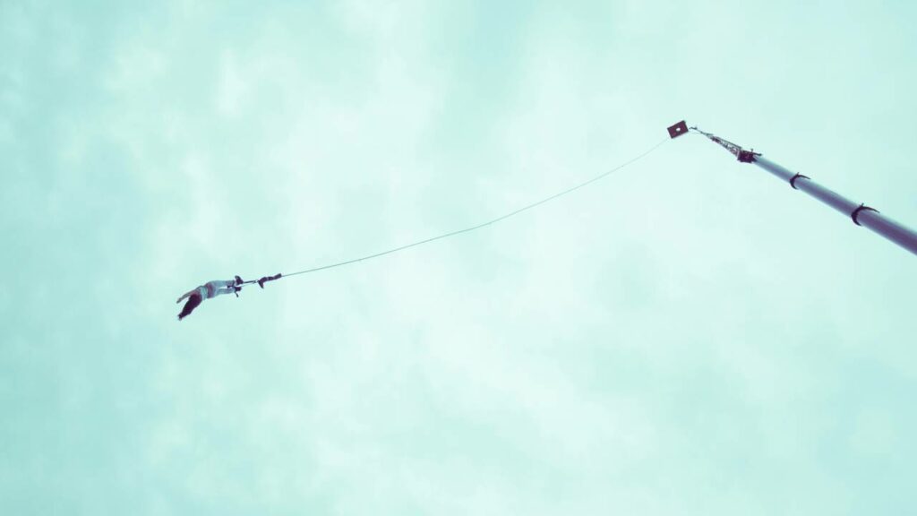 Mulher salta de bungee jump em viaduto de SP e bate a cabeça