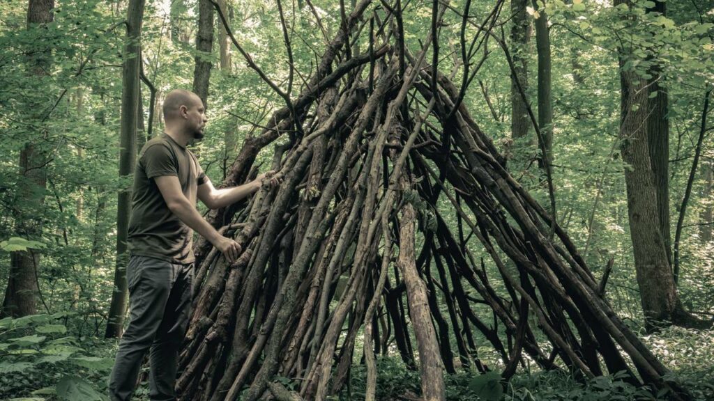 Homem constrói sozinho cabana secreta no subsolo de floresta somente com materiais naturais