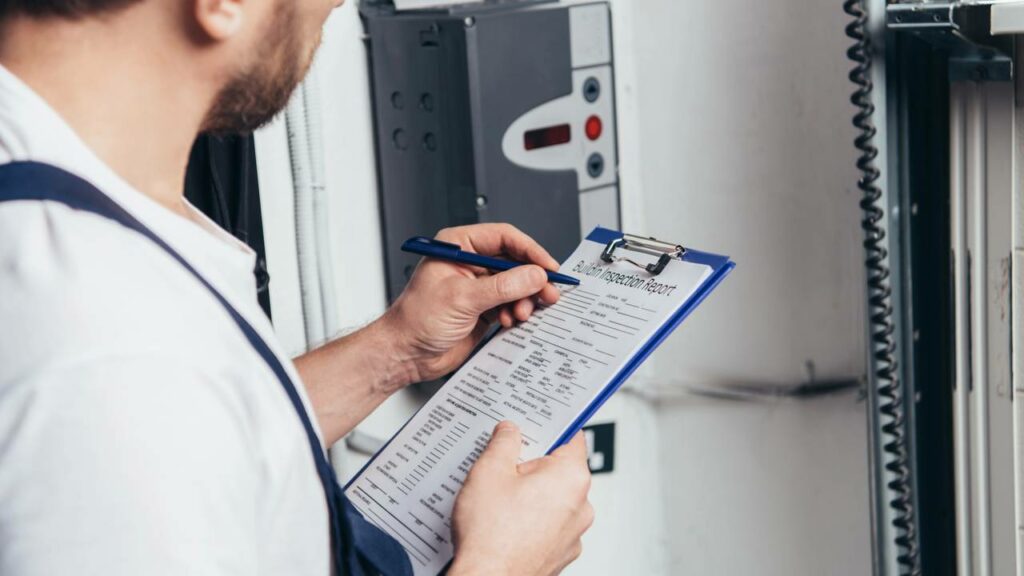 A instalação de uma boa caixa de energia feita por um profissional qualificado é importante para evitar retrabalho futuro - Créditos: depositphotos.com / VitalikRadko