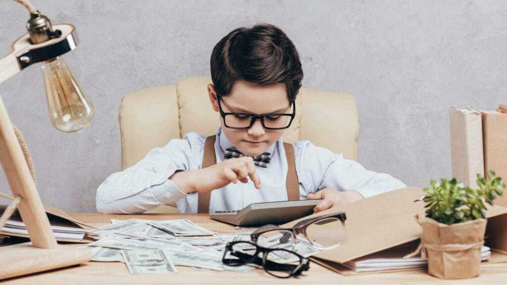 Quanto é 4² ÷ 8 + 5 × 2? A expressão numérica separa quem sabe calcular de quem só chuta