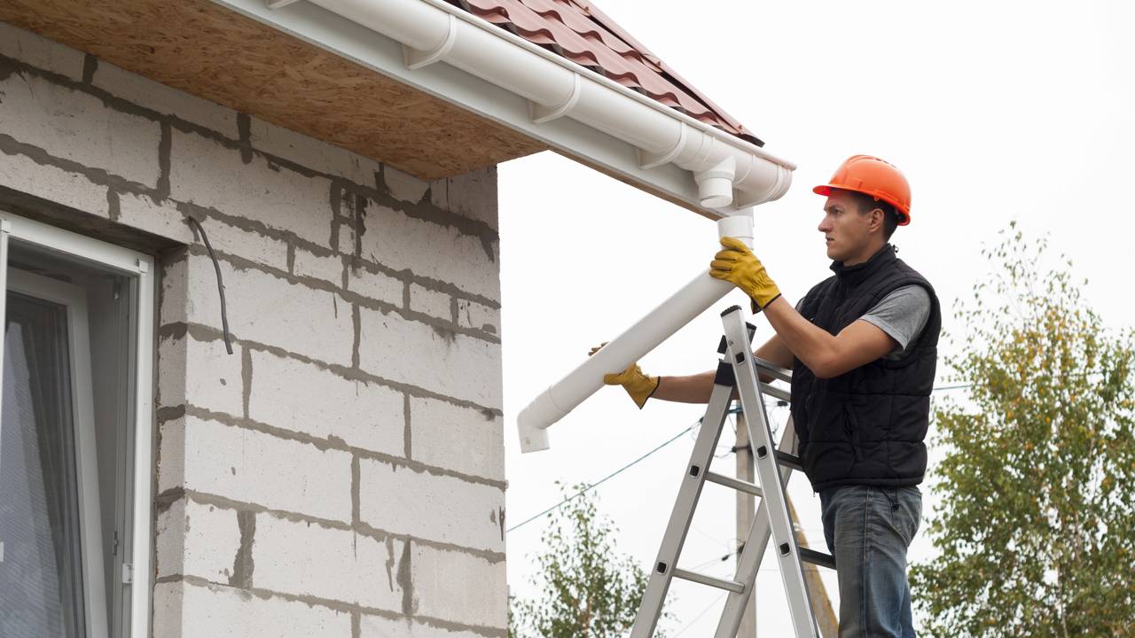 Quanto custa instalar calhas em casa e evitar infiltração com as chuvas de verão