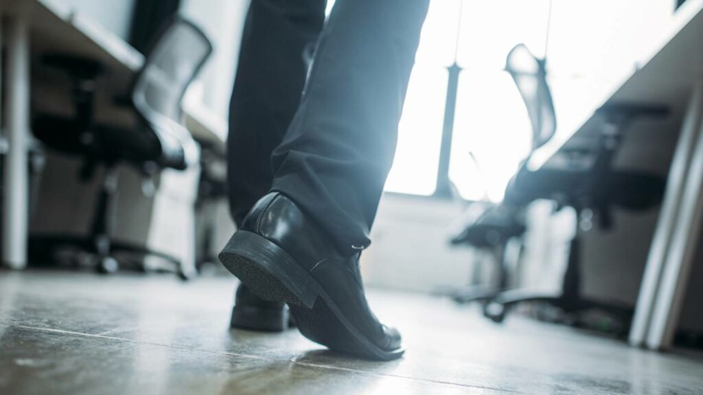 Pequenas caminhadas após longos períodos sentado pode ajudar - Créditos: depositphotos.com / ArturVerkhovetskiy