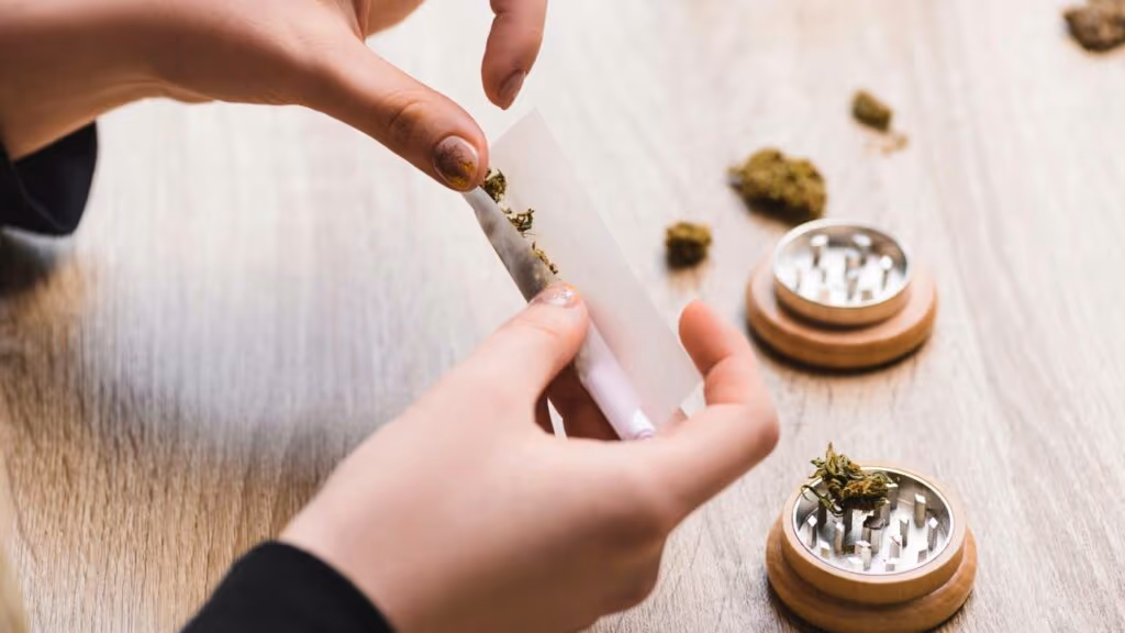 Fumar maconha pode estar “roubando” o seu sorriso