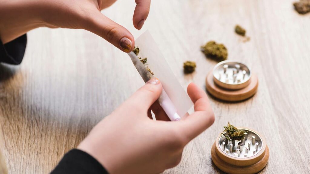 Fumar maconha pode estar “roubando” o seu sorriso