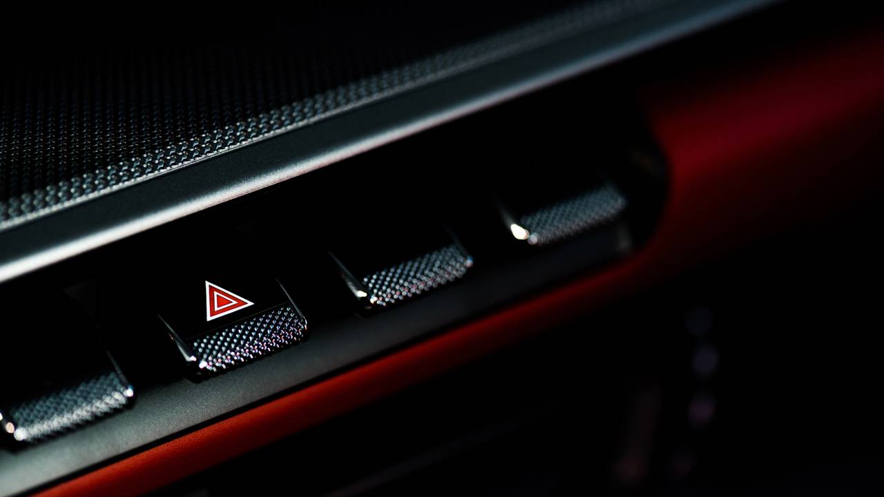 O que significa para um agente de trânsito quando um carro está usando pisca-alerta em movimento?