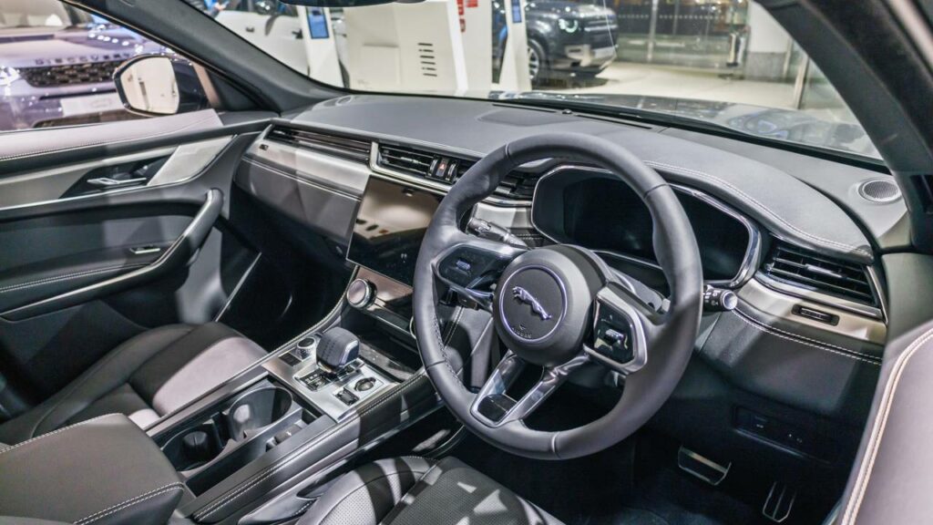 Os carros híbridos são caros, mas muitos trazem um interior com alta tecnologia e conforto - Créditos: depositphotos.com / sellstock69