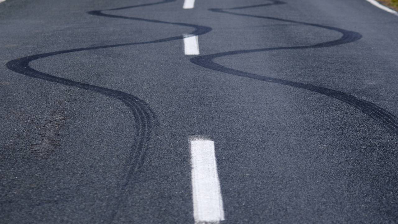 Por que o carro derrapa mesmo em baixa velocidade