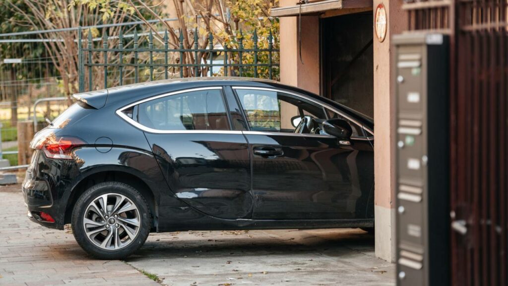 Para pessoas que o carro mais fica na garagem do que andando, essa dúvida é bastante válida - Créditos: depositphotos.com / ifeelstock